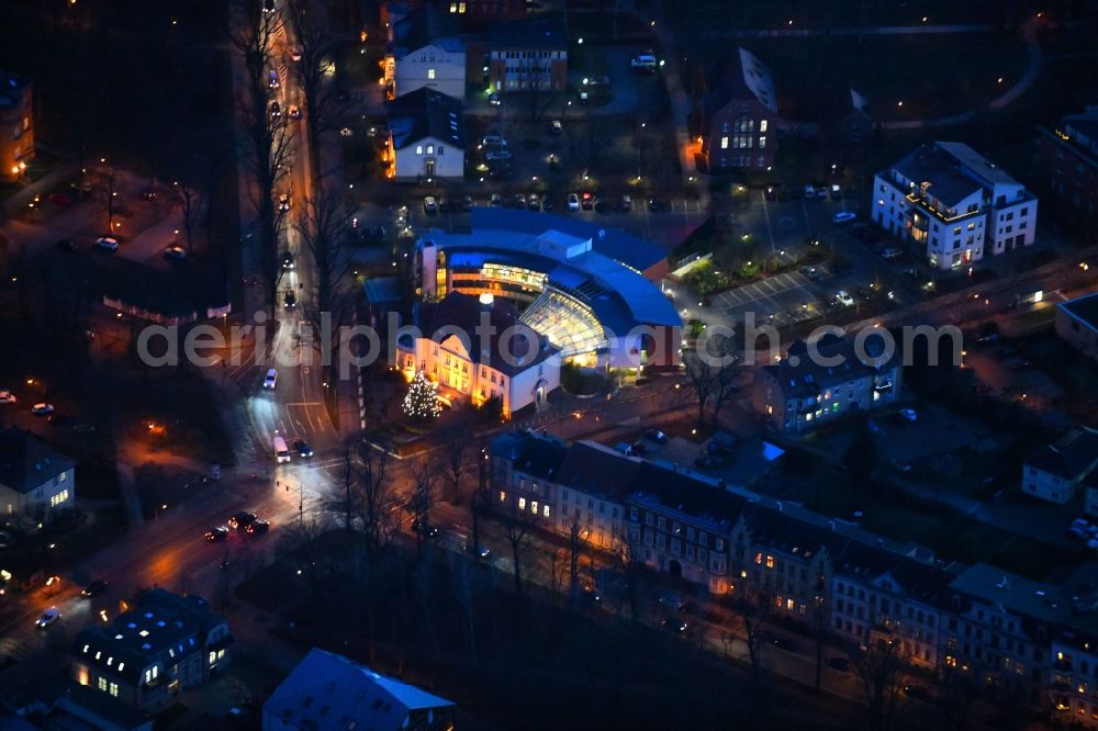 Neuruppin at night from the bird perspective: Night lighting Banking administration building of the financial services company Sparkasse Ostprignitz-Ruppin - Geschaeftsstelle on Fontaneplatz in Neuruppin in the state Brandenburg, Germany