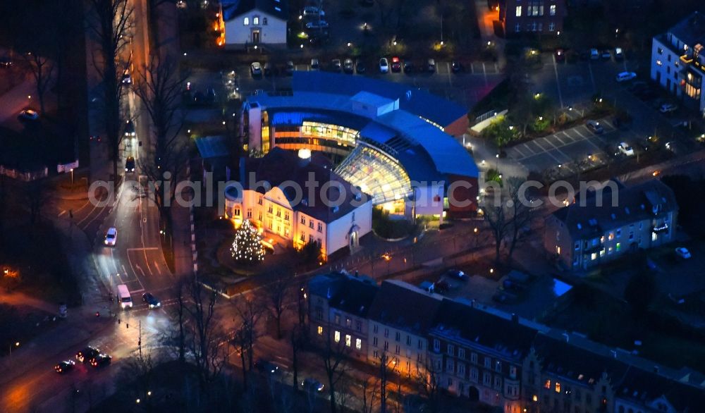 Aerial photograph at night Neuruppin - Night lighting Banking administration building of the financial services company Sparkasse Ostprignitz-Ruppin - Geschaeftsstelle on Fontaneplatz in Neuruppin in the state Brandenburg, Germany