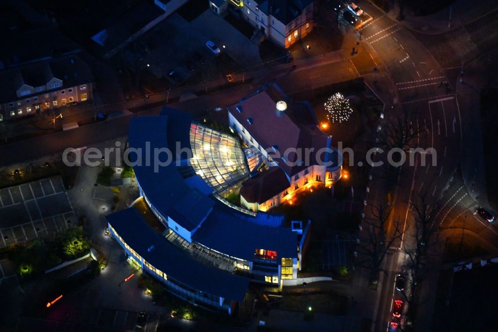 Neuruppin at night from the bird perspective: Night lighting Banking administration building of the financial services company Sparkasse Ostprignitz-Ruppin - Geschaeftsstelle on Fontaneplatz in Neuruppin in the state Brandenburg, Germany