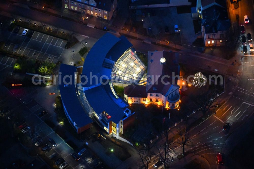 Aerial photograph at night Neuruppin - Night lighting Banking administration building of the financial services company Sparkasse Ostprignitz-Ruppin - Geschaeftsstelle on Fontaneplatz in Neuruppin in the state Brandenburg, Germany