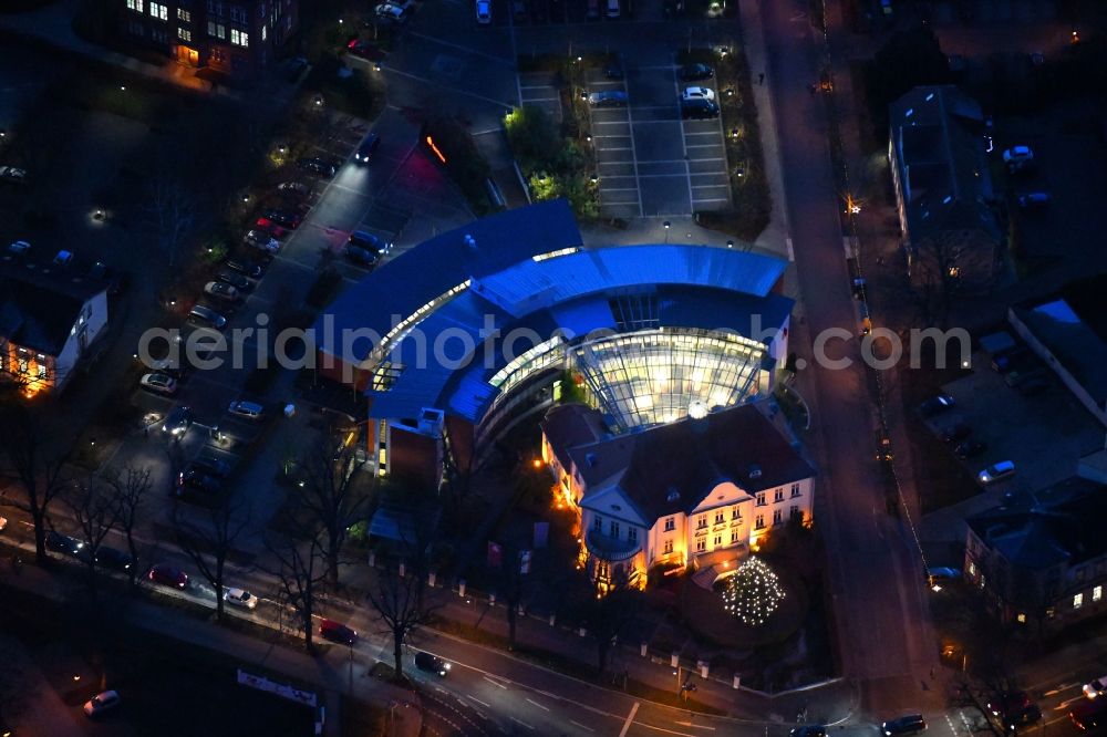 Aerial image at night Neuruppin - Night lighting Banking administration building of the financial services company Sparkasse Ostprignitz-Ruppin - Geschaeftsstelle on Fontaneplatz in Neuruppin in the state Brandenburg, Germany