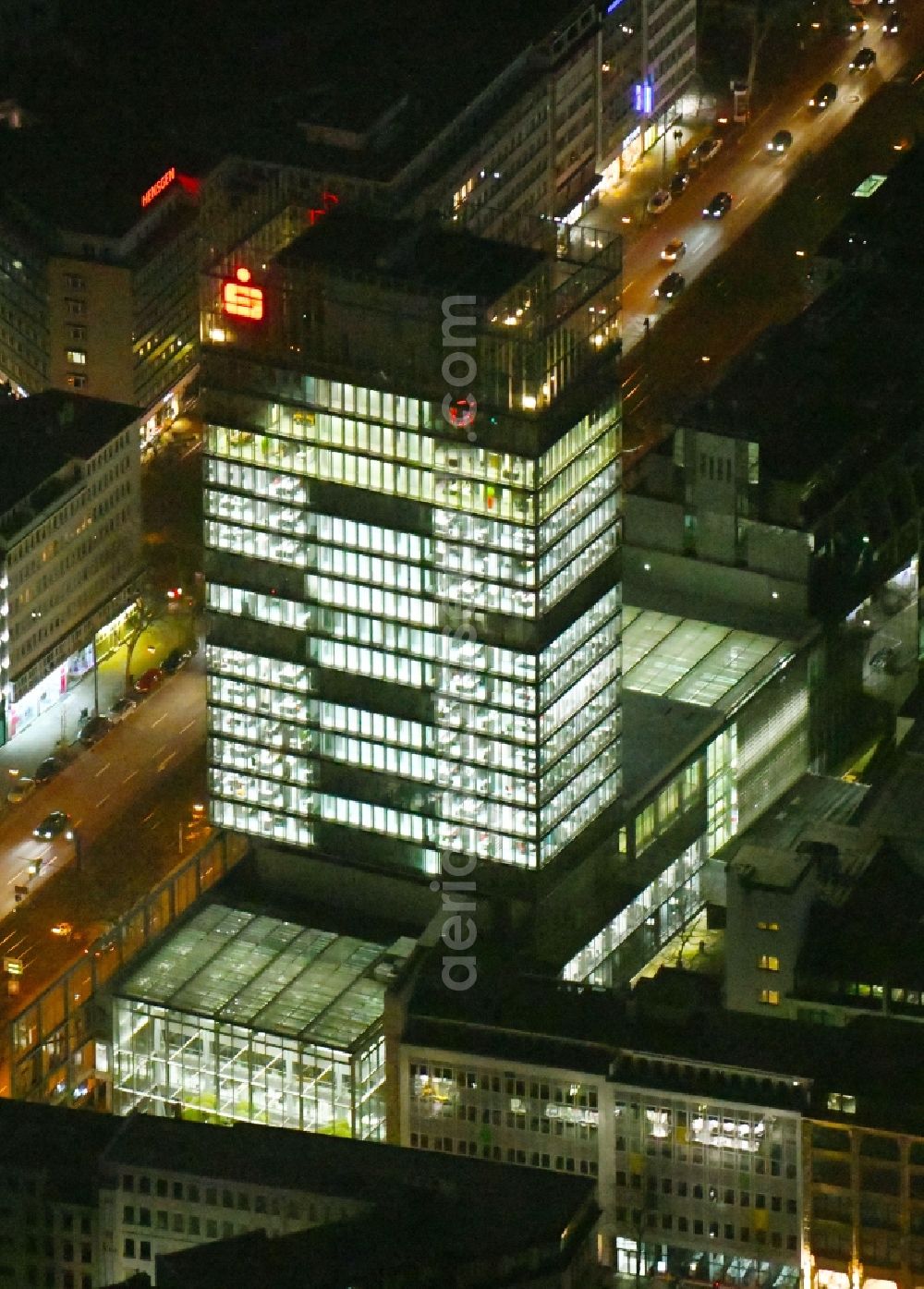 Aerial photograph at night Düsseldorf - Night lighting banking administration building of the financial services company Stadtsparkasse Duesseldorf in the district Stadtmitte in Duesseldorf in the state North Rhine-Westphalia, Germany