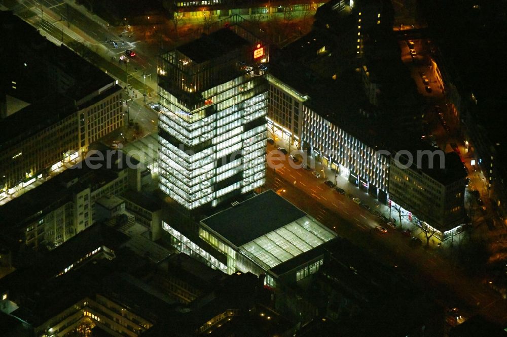 Düsseldorf at night from the bird perspective: Night lighting banking administration building of the financial services company Stadtsparkasse Duesseldorf in the district Stadtmitte in Duesseldorf in the state North Rhine-Westphalia, Germany