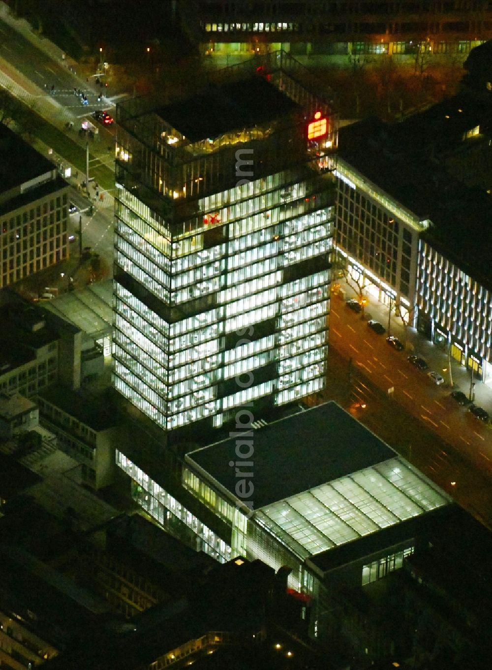 Aerial photograph at night Düsseldorf - Night lighting banking administration building of the financial services company Stadtsparkasse Duesseldorf in the district Stadtmitte in Duesseldorf in the state North Rhine-Westphalia, Germany