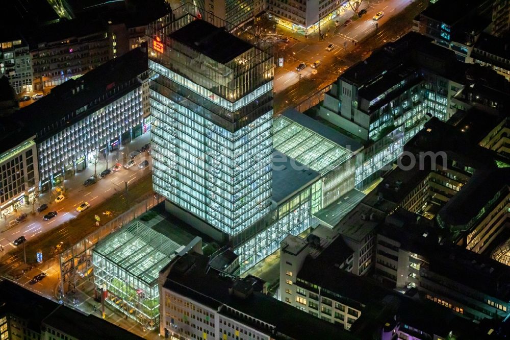 Düsseldorf at night from the bird perspective: Night lighting banking administration building of the financial services company Stadtsparkasse Duesseldorf in the district Stadtmitte in Duesseldorf in the state North Rhine-Westphalia, Germany