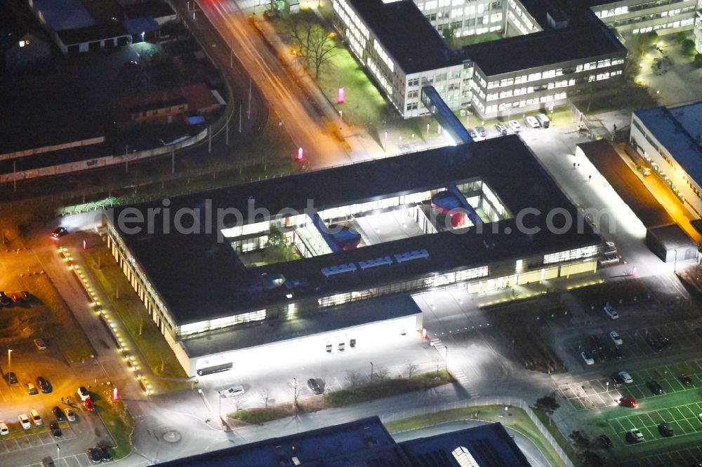 Braunschweig at night from the bird perspective: Night lighting Banking administration building of the financial services company of Volkswagen Financial Services - Filiale Braunschweig in the district Veltenhof-Ruehme in Braunschweig in the state Lower Saxony, Germany