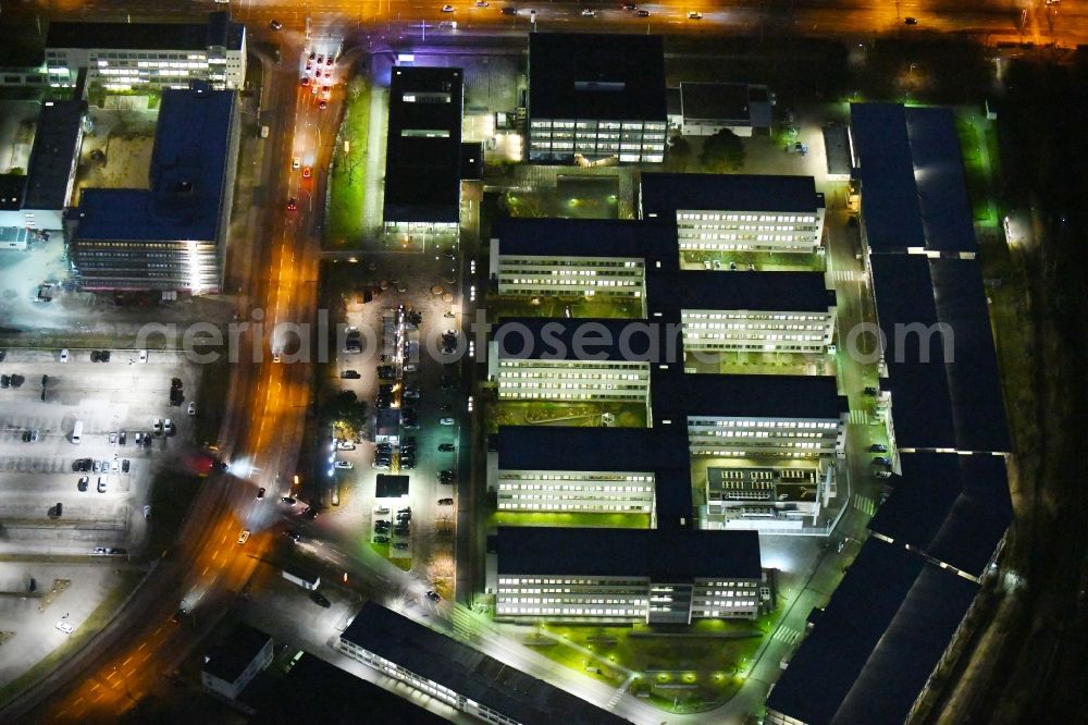 Braunschweig at night from the bird perspective: Night lighting Banking administration building of the financial services company of Volkswagen Financial Services - Filiale Braunschweig in the district Veltenhof-Ruehme in Braunschweig in the state Lower Saxony, Germany