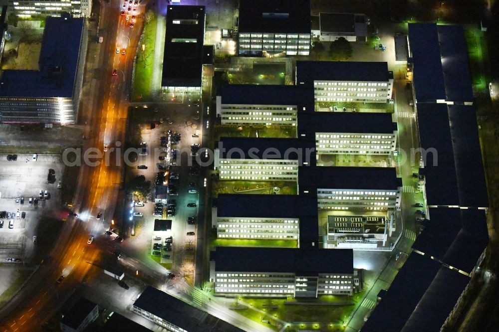 Aerial photograph at night Braunschweig - Night lighting Banking administration building of the financial services company of Volkswagen Financial Services - Filiale Braunschweig in the district Veltenhof-Ruehme in Braunschweig in the state Lower Saxony, Germany