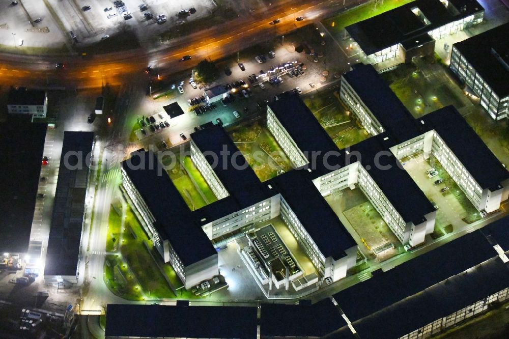 Braunschweig at night from the bird perspective: Night lighting Banking administration building of the financial services company of Volkswagen Financial Services - Filiale Braunschweig in the district Veltenhof-Ruehme in Braunschweig in the state Lower Saxony, Germany