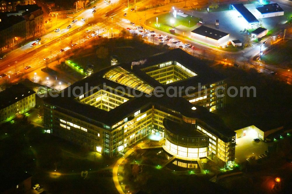 Halle (Saale) at night from the bird perspective: Night lighting Office and administration buildings of the insurance company Deutsche Rentenversicherung Mitteldeutschland on Paracelsusstrasse in Halle (Saale) in the state Saxony-Anhalt, Germany