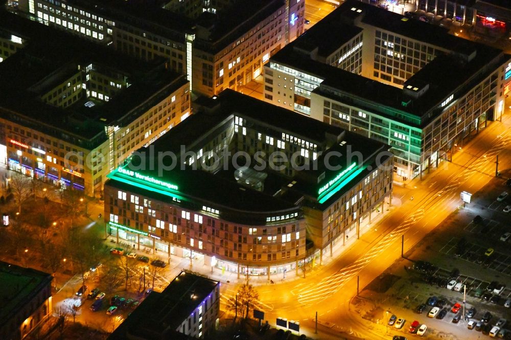 Magdeburg at night from the bird perspective: Night lighting Office and administration buildings of the insurance company of OeSA Versicherungen on Bahnhofstrasse corner Hasselbachstrasse in the district Zentrum in Magdeburg in the state Saxony-Anhalt, Germany