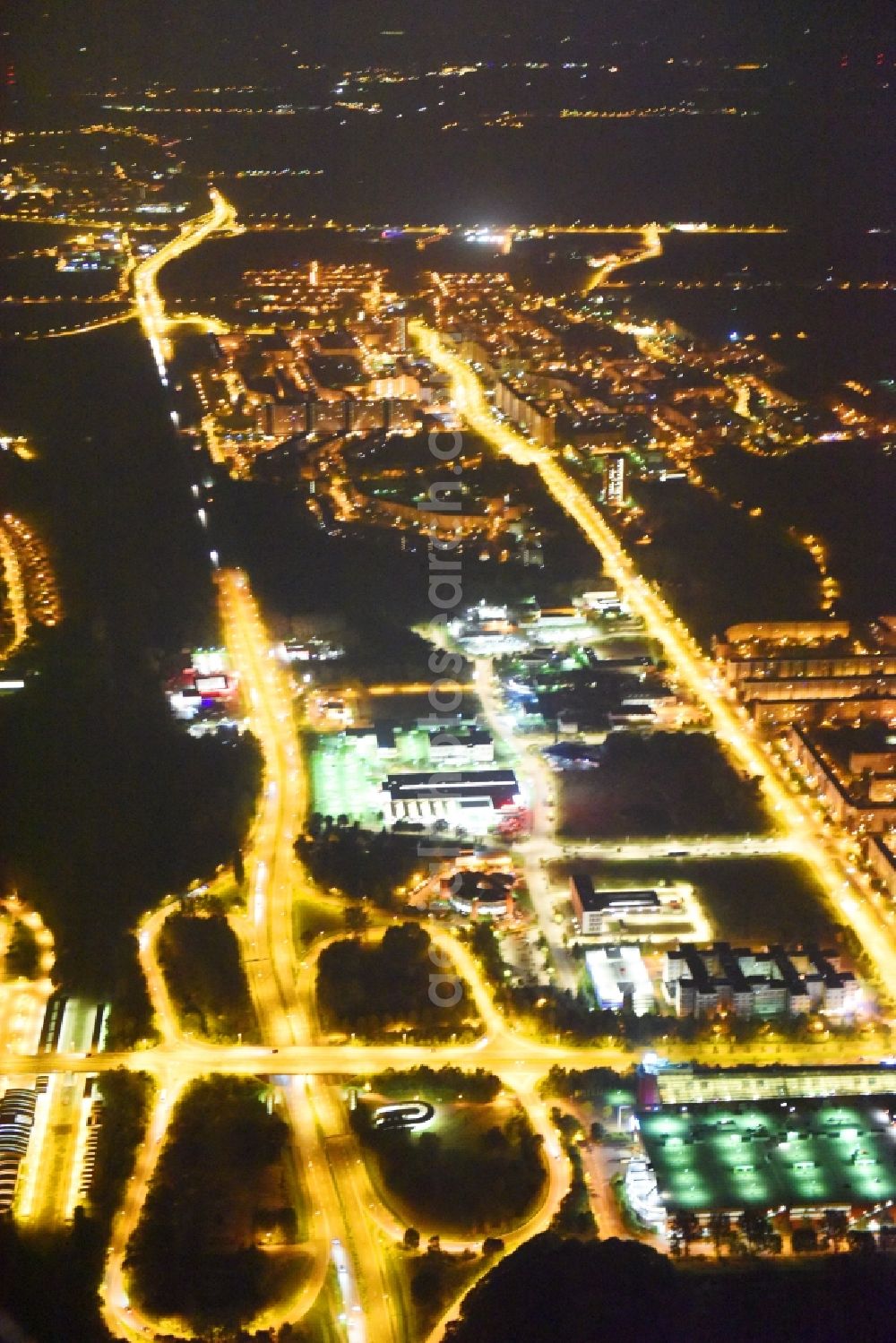 Rostock at night from the bird perspective: Night lighting Viaduct of the expressway - Stadtautobahn in the district Luetten Klein in Rostock in the state Mecklenburg - Western Pomerania, Germany