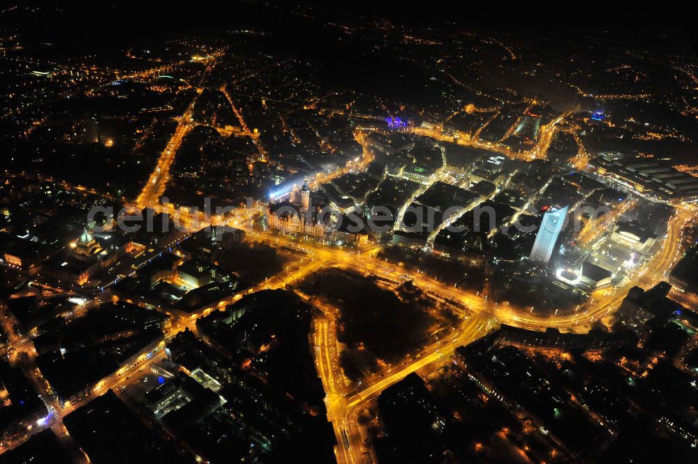 Leipzig at night from the bird perspective: Nachtluftbild vom Altstadtzentrum und der Leipziger Innenstadt. Das Stadtzentrum wird geprägt durch das Areal am Hauptbahnhof, das Uni- Hochhaus und zahlreiche weitere Sehenswürdigkeiten der altehrwürdigen Messestadt. Night aerial view of the old town center and the city of Leipzig. The city center is dominated by the area at the railway station, the University Tower and other sights of the ancient trade fair city.