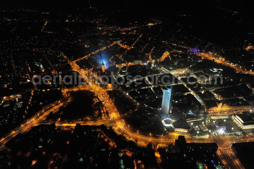 Aerial photograph at night Leipzig - Nachtluftbild vom Altstadtzentrum und der Leipziger Innenstadt. Das Stadtzentrum wird geprägt durch das Areal am Hauptbahnhof, das Uni- Hochhaus und zahlreiche weitere Sehenswürdigkeiten der altehrwürdigen Messestadt. Night aerial view of the old town center and the city of Leipzig. The city center is dominated by the area at the railway station, the University Tower and other sights of the ancient trade fair city.