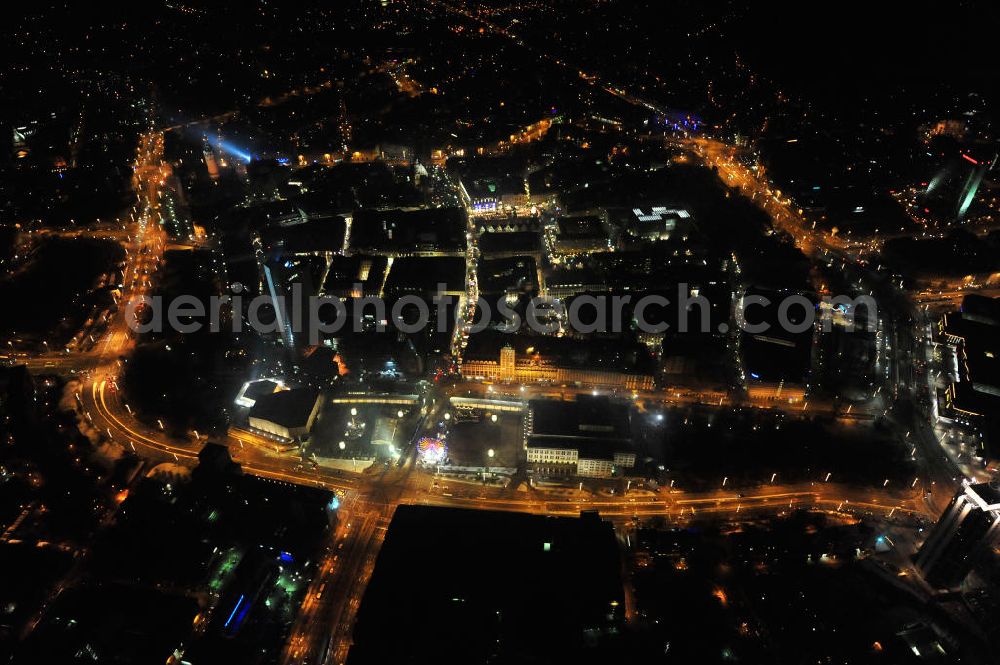 Leipzig at night from the bird perspective: Nachtluftbild vom Altstadtzentrum und der Leipziger Innenstadt. Das Stadtzentrum wird geprägt durch das Areal am Hauptbahnhof, das Uni- Hochhaus und zahlreiche weitere Sehenswürdigkeiten der altehrwürdigen Messestadt. Night aerial view of the old town center and the city of Leipzig. The city center is dominated by the area at the railway station, the University Tower and other sights of the ancient trade fair city.