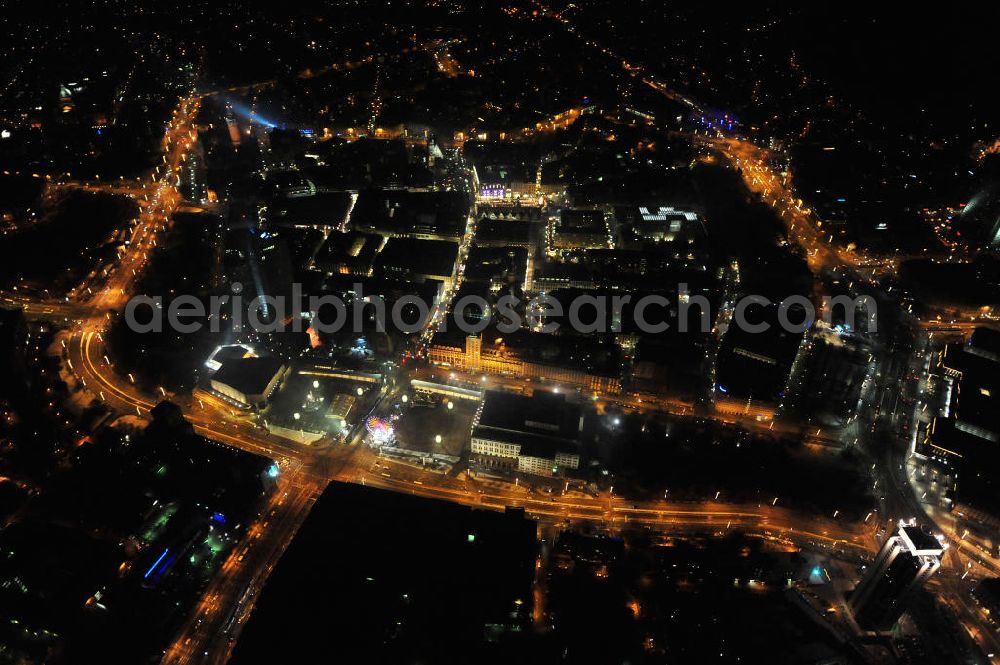 Aerial photograph at night Leipzig - Nachtluftbild vom Altstadtzentrum und der Leipziger Innenstadt. Das Stadtzentrum wird geprägt durch das Areal am Hauptbahnhof, das Uni- Hochhaus und zahlreiche weitere Sehenswürdigkeiten der altehrwürdigen Messestadt. Night aerial view of the old town center and the city of Leipzig. The city center is dominated by the area at the railway station, the University Tower and other sights of the ancient trade fair city.