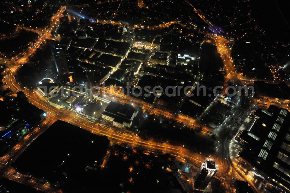 Aerial image at night Leipzig - Nachtluftbild vom Altstadtzentrum und der Leipziger Innenstadt. Das Stadtzentrum wird geprägt durch das Areal am Hauptbahnhof, das Uni- Hochhaus und zahlreiche weitere Sehenswürdigkeiten der altehrwürdigen Messestadt. Night aerial view of the old town center and the city of Leipzig. The city center is dominated by the area at the railway station, the University Tower and other sights of the ancient trade fair city.