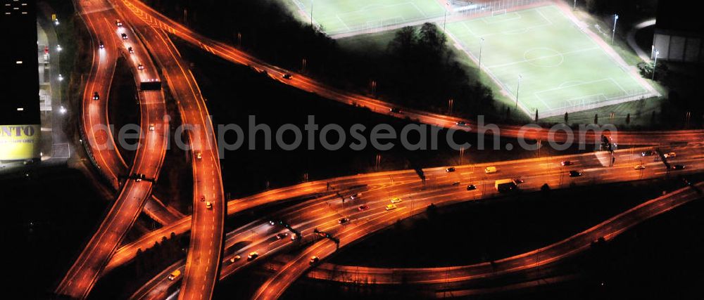 Aerial photograph at night Berlin - Nachtluftbild vom Areal des Autobahndreieck der Stadtautobahn A100 / A113 im Bereich Grenzallee / Spätstrasse am Sieversufer in Berlin - Neukölln. Night shot area of the junction of the A100 / A113 on border Allee / Spätstreet on Sievers bank in Berlin district Neukölln.