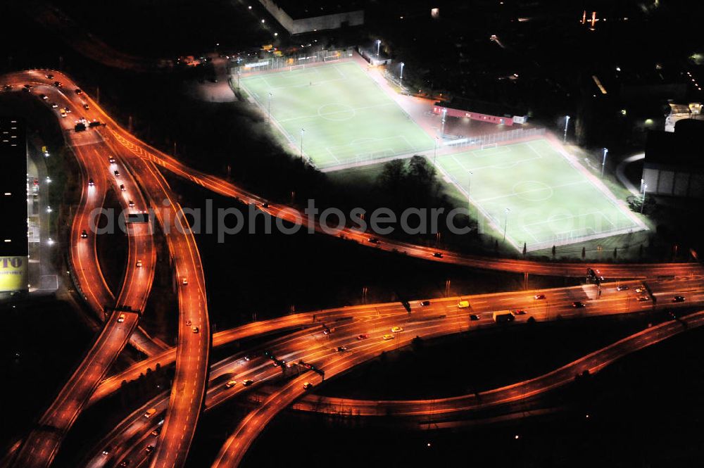 Aerial image at night Berlin - Nachtluftbild vom Areal des Autobahndreieck der Stadtautobahn A100 / A113 im Bereich Grenzallee / Spätstrasse am Sieversufer in Berlin - Neukölln. Night shot area of the junction of the A100 / A113 on border Allee / Spätstreet on Sievers bank in Berlin district Neukölln.