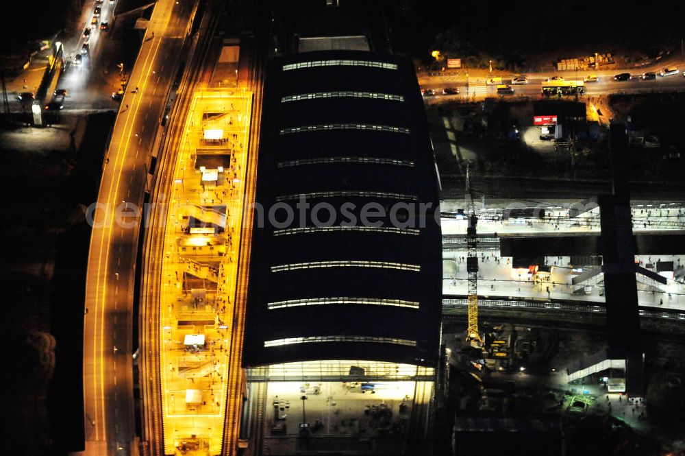 Aerial image at night Berlin - Nachtluftbild vom fertigen Hallendach beim Um- und Neubau des Berliner S-Bahnhof Ostkreuz der Deutschen Bahn. Beteiligt ist u.a. das Unternehmen VEPRO Verkehrsbauprojekt GmbH und die EUROVIA Beton , Stahlbau Derssau und Hochtief AG. Night shot Upgrading and construction site of the Berlin S-Bahn station Ostkreuz.