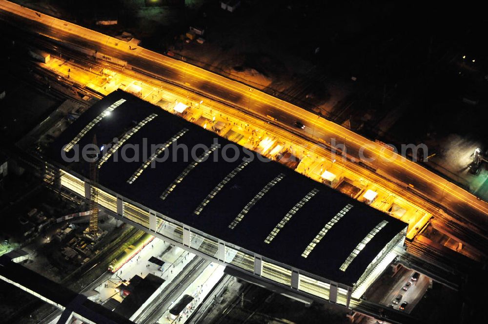 Berlin at night from above - Nachtluftbild vom fertigen Hallendach beim Um- und Neubau des Berliner S-Bahnhof Ostkreuz der Deutschen Bahn. Beteiligt ist u.a. das Unternehmen VEPRO Verkehrsbauprojekt GmbH und die EUROVIA Beton , Stahlbau Derssau und Hochtief AG. Night shot Upgrading and construction site of the Berlin S-Bahn station Ostkreuz.