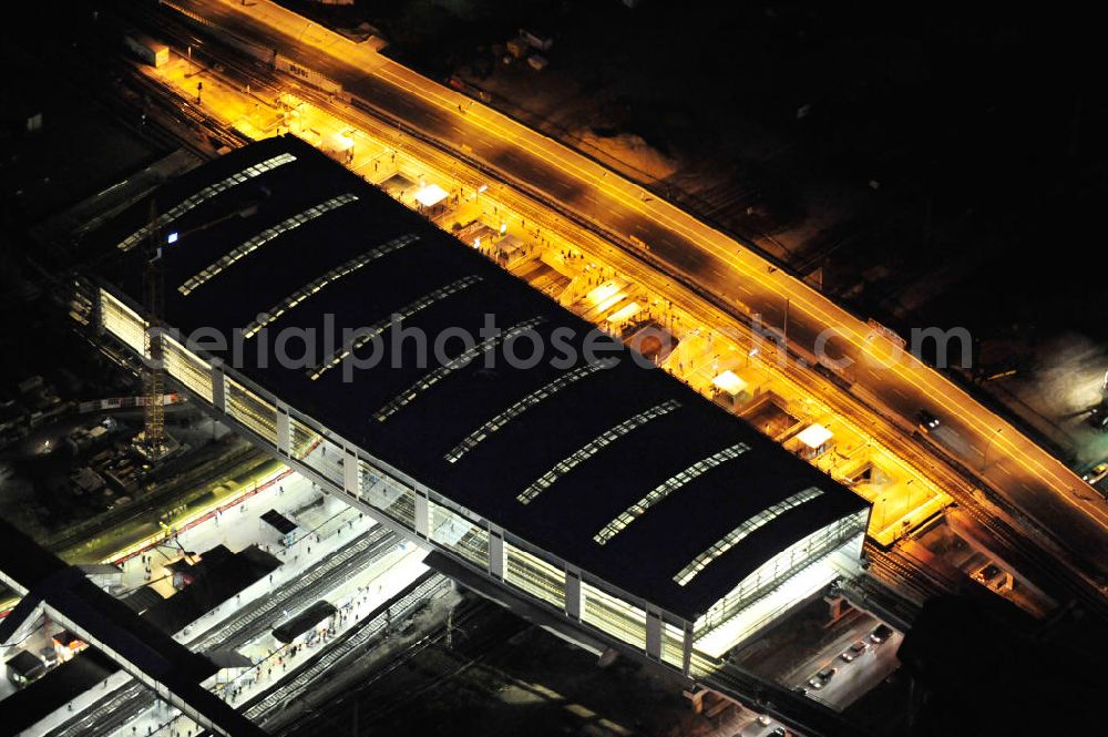 Berlin at night from the bird perspective: Nachtluftbild vom fertigen Hallendach beim Um- und Neubau des Berliner S-Bahnhof Ostkreuz der Deutschen Bahn. Beteiligt ist u.a. das Unternehmen VEPRO Verkehrsbauprojekt GmbH und die EUROVIA Beton , Stahlbau Derssau und Hochtief AG. Night shot Upgrading and construction site of the Berlin S-Bahn station Ostkreuz.