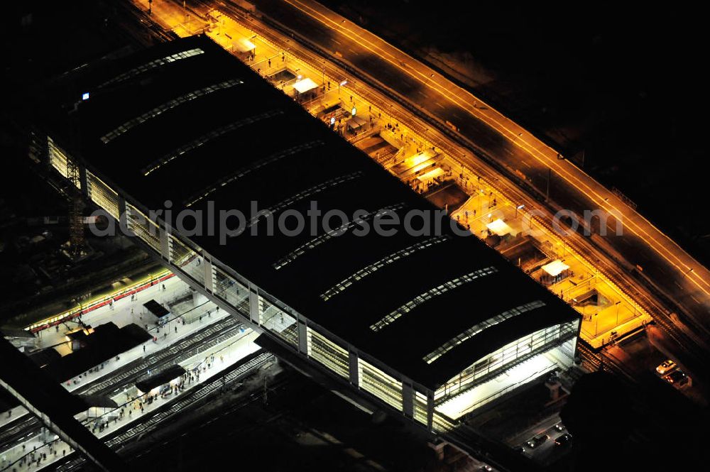 Aerial image at night Berlin - Nachtluftbild vom fertigen Hallendach beim Um- und Neubau des Berliner S-Bahnhof Ostkreuz der Deutschen Bahn. Beteiligt ist u.a. das Unternehmen VEPRO Verkehrsbauprojekt GmbH und die EUROVIA Beton , Stahlbau Derssau und Hochtief AG. Night shot Upgrading and construction site of the Berlin S-Bahn station Ostkreuz.