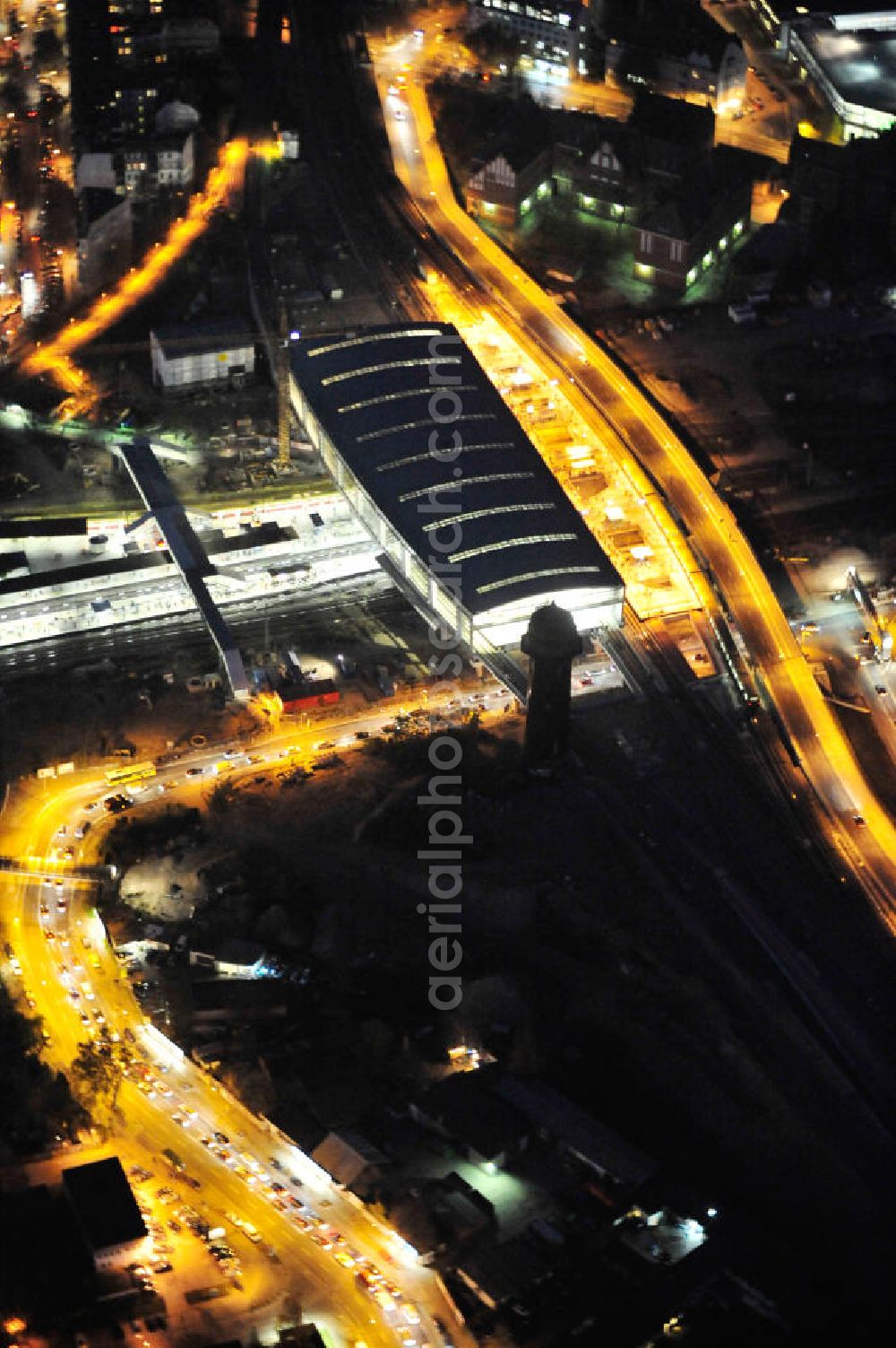 Berlin at night from above - Nachtluftbild vom fertigen Hallendach beim Um- und Neubau des Berliner S-Bahnhof Ostkreuz der Deutschen Bahn. Beteiligt ist u.a. das Unternehmen VEPRO Verkehrsbauprojekt GmbH und die EUROVIA Beton , Stahlbau Derssau und Hochtief AG. Night shot Upgrading and construction site of the Berlin S-Bahn station Ostkreuz.