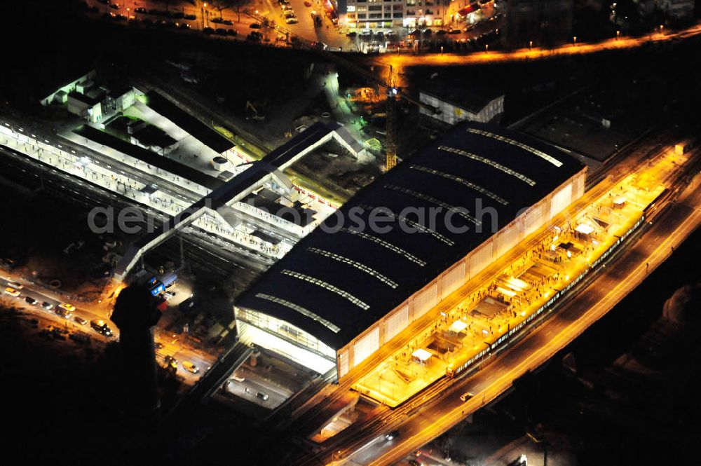 Berlin at night from the bird perspective: Nachtluftbild vom fertigen Hallendach beim Um- und Neubau des Berliner S-Bahnhof Ostkreuz der Deutschen Bahn. Beteiligt ist u.a. das Unternehmen VEPRO Verkehrsbauprojekt GmbH und die EUROVIA Beton , Stahlbau Derssau und Hochtief AG. Night shot Upgrading and construction site of the Berlin S-Bahn station Ostkreuz.