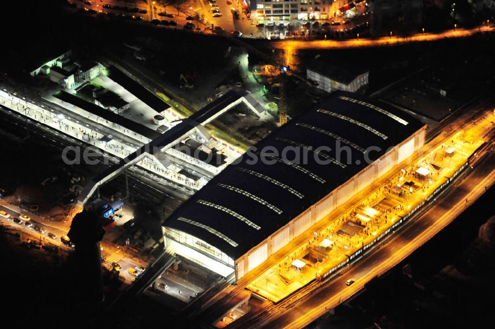 Aerial photograph at night Berlin - Nachtluftbild vom fertigen Hallendach beim Um- und Neubau des Berliner S-Bahnhof Ostkreuz der Deutschen Bahn. Beteiligt ist u.a. das Unternehmen VEPRO Verkehrsbauprojekt GmbH und die EUROVIA Beton , Stahlbau Derssau und Hochtief AG. Night shot Upgrading and construction site of the Berlin S-Bahn station Ostkreuz.