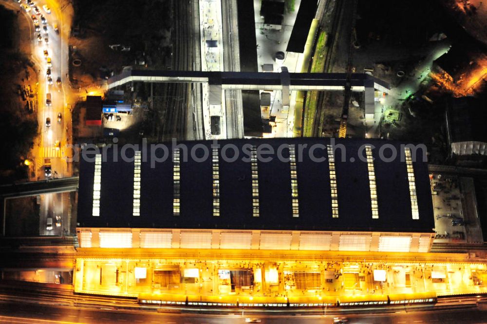 Aerial image at night Berlin - Nachtluftbild vom fertigen Hallendach beim Um- und Neubau des Berliner S-Bahnhof Ostkreuz der Deutschen Bahn. Beteiligt ist u.a. das Unternehmen VEPRO Verkehrsbauprojekt GmbH und die EUROVIA Beton , Stahlbau Derssau und Hochtief AG. Night shot Upgrading and construction site of the Berlin S-Bahn station Ostkreuz.