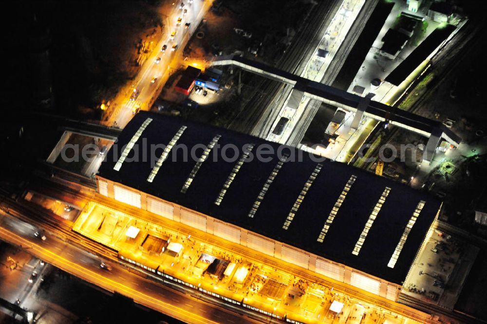 Berlin at night from above - Nachtluftbild vom fertigen Hallendach beim Um- und Neubau des Berliner S-Bahnhof Ostkreuz der Deutschen Bahn. Beteiligt ist u.a. das Unternehmen VEPRO Verkehrsbauprojekt GmbH und die EUROVIA Beton , Stahlbau Derssau und Hochtief AG. Night shot Upgrading and construction site of the Berlin S-Bahn station Ostkreuz.