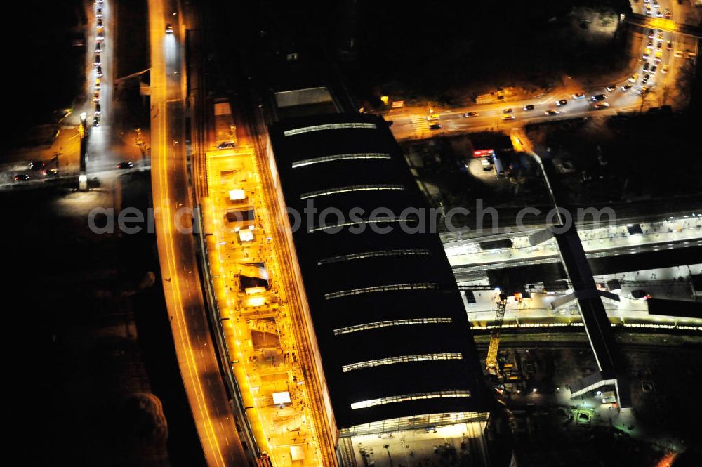 Berlin at night from the bird perspective: Nachtluftbild vom fertigen Hallendach beim Um- und Neubau des Berliner S-Bahnhof Ostkreuz der Deutschen Bahn. Beteiligt ist u.a. das Unternehmen VEPRO Verkehrsbauprojekt GmbH und die EUROVIA Beton , Stahlbau Derssau und Hochtief AG. Night shot Upgrading and construction site of the Berlin S-Bahn station Ostkreuz.