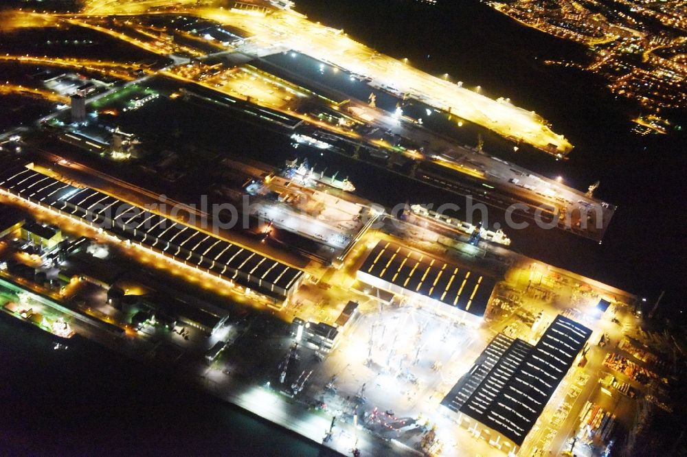 Aerial photograph at night Rostock - Night view company grounds and facilities of Liebherr-MCCtec GmbH in Rostock in the state Mecklenburg - Western Pomerania