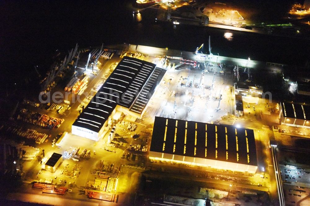 Aerial image at night Rostock - Night view company grounds and facilities of Liebherr-MCCtec GmbH in Rostock in the state Mecklenburg - Western Pomerania