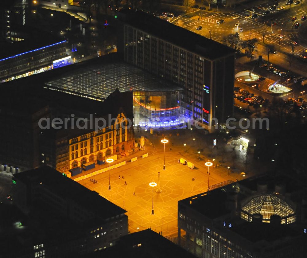 Aerial photograph at night Dortmund - Nachtluftbild vom Dortmunder Friedensplatz mit dem Alten Stadthaus und der Berswordthalle an der Kleppingstraße - Nordrhein-Westfalen / NW. Aerial night photograph / night shot of the square Friedensplatz with the old town-hall / town house and the Berswordt-hall in Dortmund - North Rhine-Westphalia / NW.