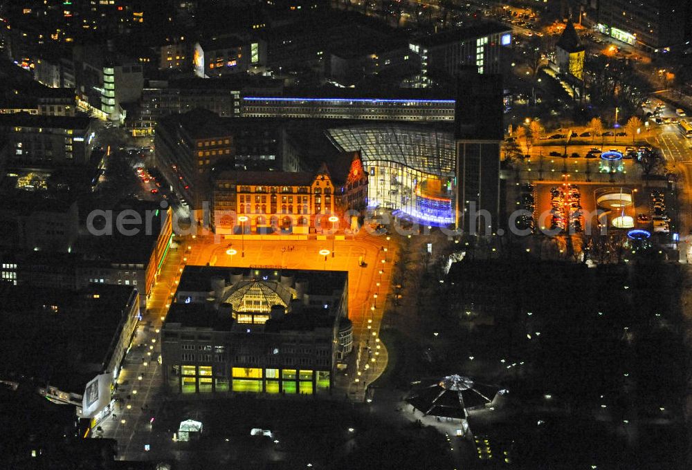 Dortmund at night from the bird perspective: Nachtluftbild vom Dortmunder Friedensplatz mit dem Alten Stadthaus und der Berswordthalle an der Kleppingstraße - Nordrhein-Westfalen / NW. Aerial night photograph / night shot of the square Friedensplatz with the old town-hall / town house and the Berswordt-hall in Dortmund - North Rhine-Westphalia / NW.