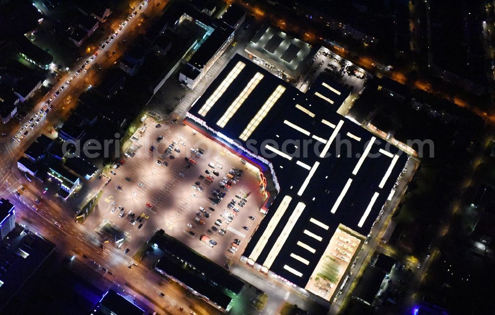 Aerial image at night Lübeck - Night view building of the construction market Bauhaus in the district Sankt Lorenz Nord in Luebeck in the state Schleswig-Holstein