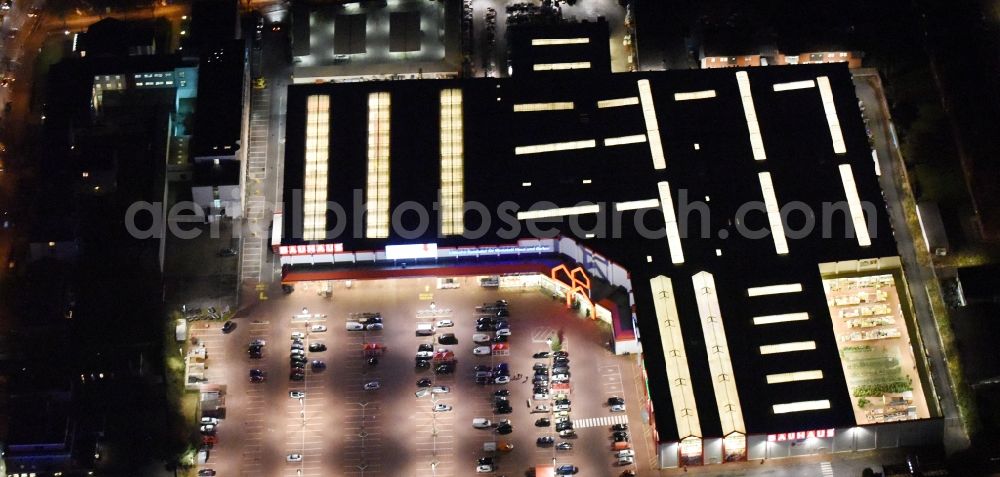 Aerial photograph at night Lübeck - Night view building of the construction market Bauhaus in the district Sankt Lorenz Nord in Luebeck in the state Schleswig-Holstein