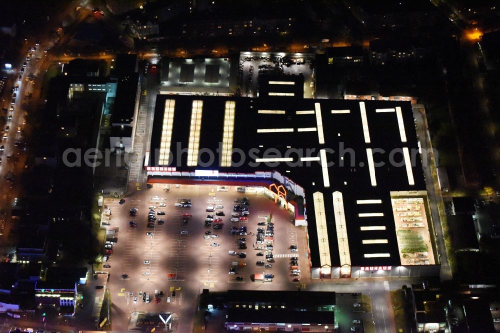 Aerial image at night Lübeck - Night view building of the construction market Bauhaus in the district Sankt Lorenz Nord in Luebeck in the state Schleswig-Holstein