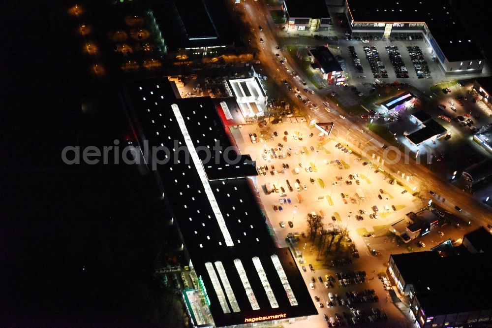 Aerial photograph at night Lübeck - Night view building of the construction market of hagebaumarkt in Luebeck in the state Schleswig-Holstein