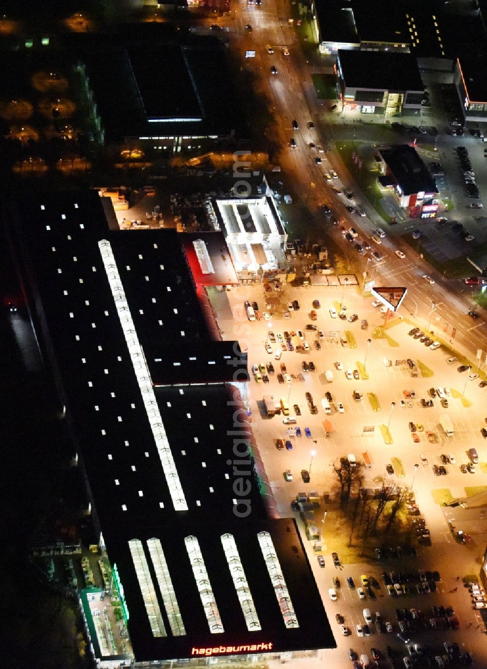 Aerial image at night Lübeck - Night view building of the construction market of hagebaumarkt in Luebeck in the state Schleswig-Holstein