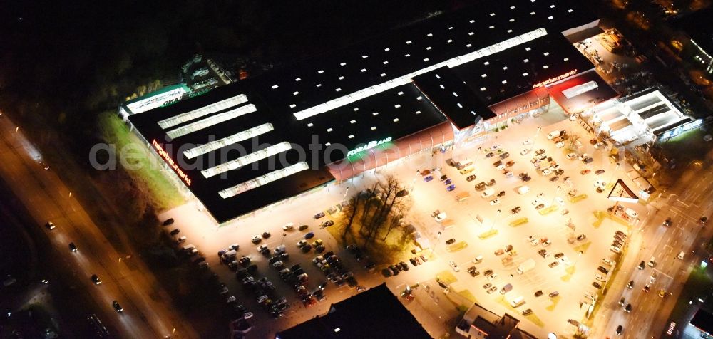 Aerial photograph at night Lübeck - Night view building of the construction market of hagebaumarkt in Luebeck in the state Schleswig-Holstein