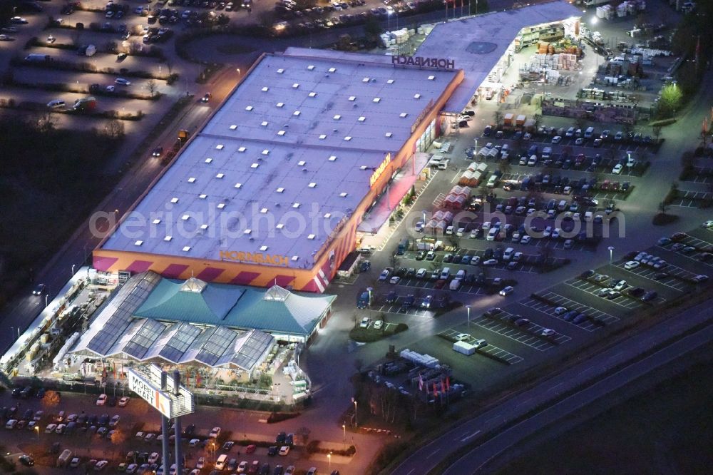 Fredersdorf-Vogelsdorf at night from the bird perspective: Night view building of the construction market Hornbach in the district Vogelsdorf in Fredersdorf-Vogelsdorf in the state Brandenburg