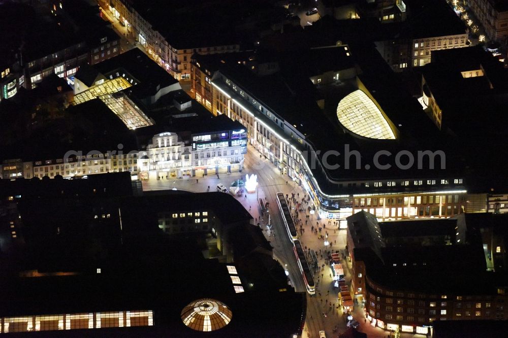 Aerial image at night Schwerin - Night view building of the shopping center Marienplatz-Galerie at the Marienplatz in Schwerin in the state Mecklenburg - Western Pomerania