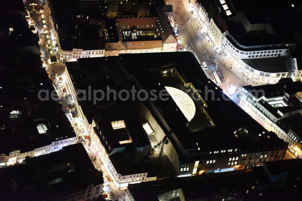 Aerial photograph at night Schwerin - Night view building of the shopping center Marienplatz-Galerie at the Merienplatz in Schwerin in the state Mecklenburg - Western Pomerania