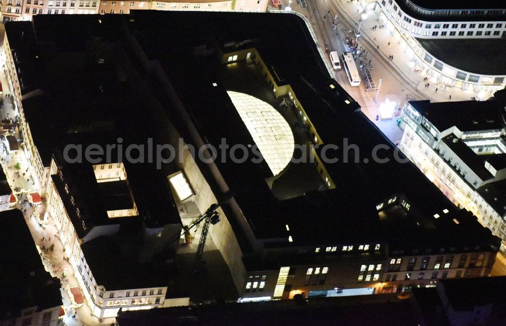 Aerial image at night Schwerin - Night view building of the shopping center Marienplatz-Galerie at the Merienplatz in Schwerin in the state Mecklenburg - Western Pomerania