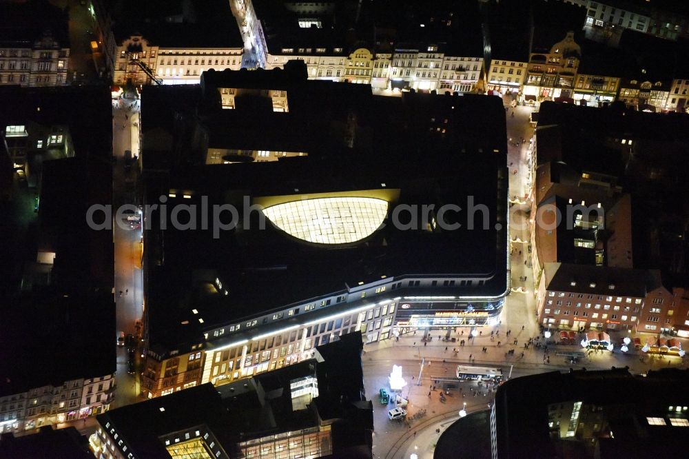 Schwerin at night from the bird perspective: Night view building of the shopping center Marienplatz-Galerie at the Merienplatz in Schwerin in the state Mecklenburg - Western Pomerania