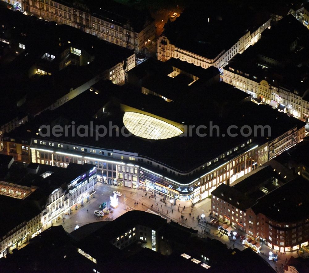 Aerial photograph at night Schwerin - Night view building of the shopping center Marienplatz-Galerie at the Merienplatz in Schwerin in the state Mecklenburg - Western Pomerania