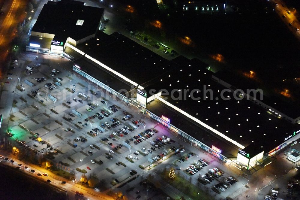 Schwerin at night from the bird perspective: Night view building of the shopping center seven seas centre in Schwerin in the state Mecklenburg - Western Pomerania